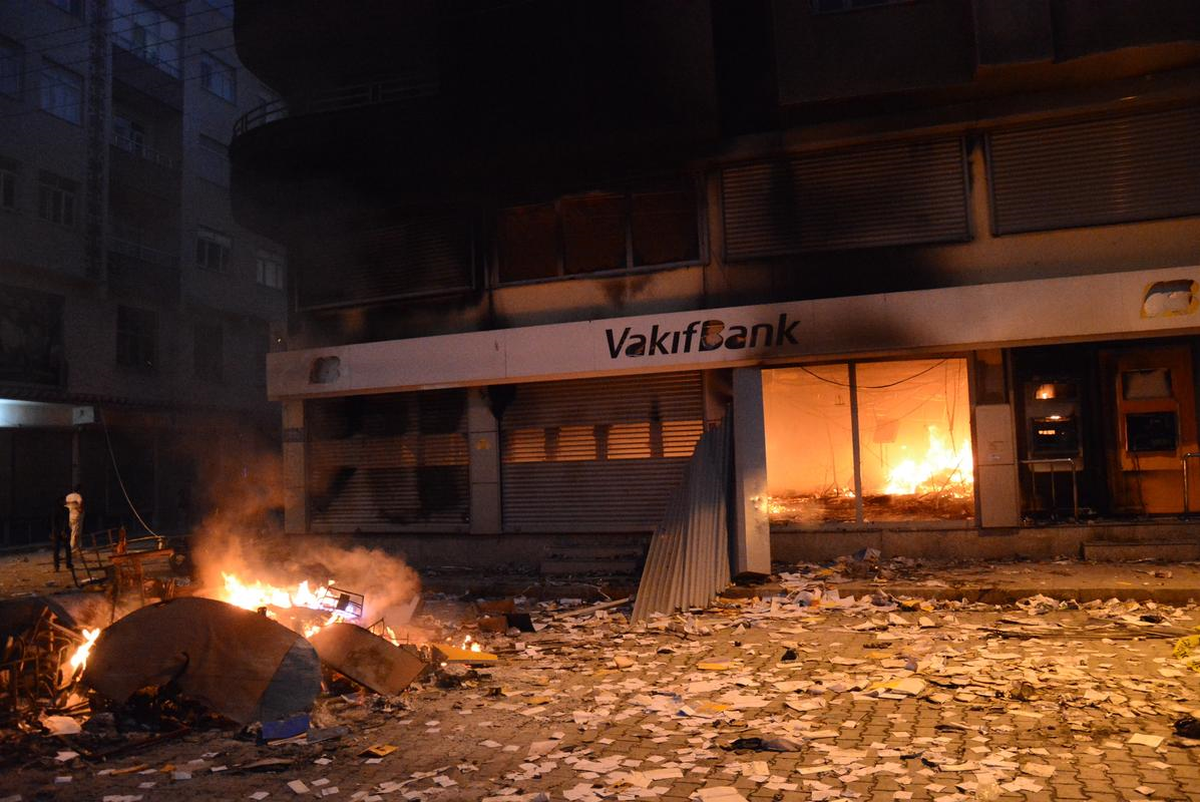 Mardin Valiliği: 3 Günde 14 Banka Yakıldı