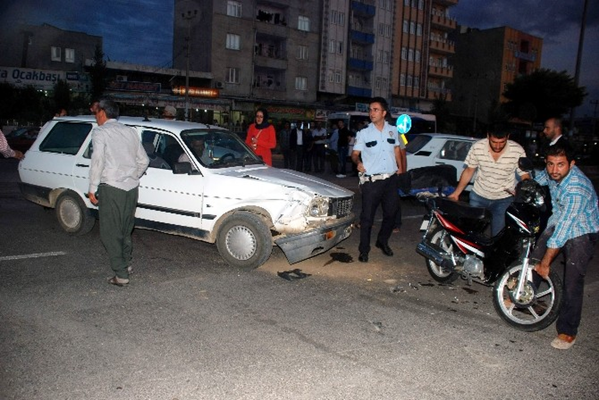 Motosiklet Otomobile Çarptı: 1 Yaralı