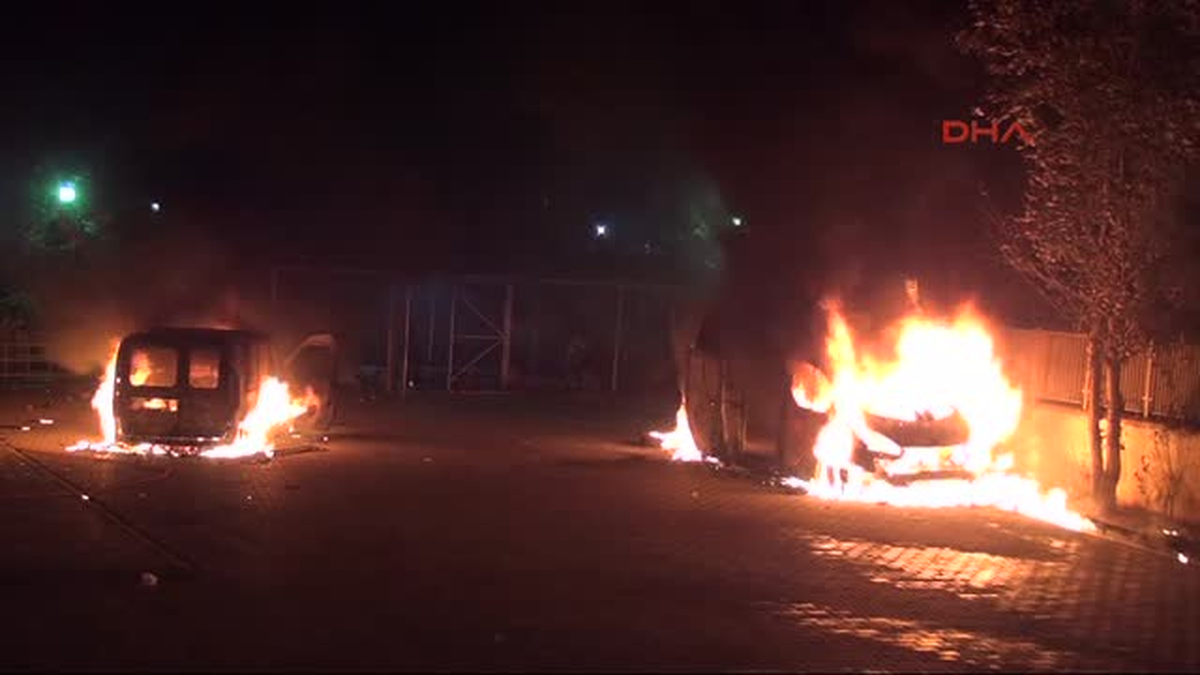 Nusaybin\'de 2 Araç Ateşe Verildi