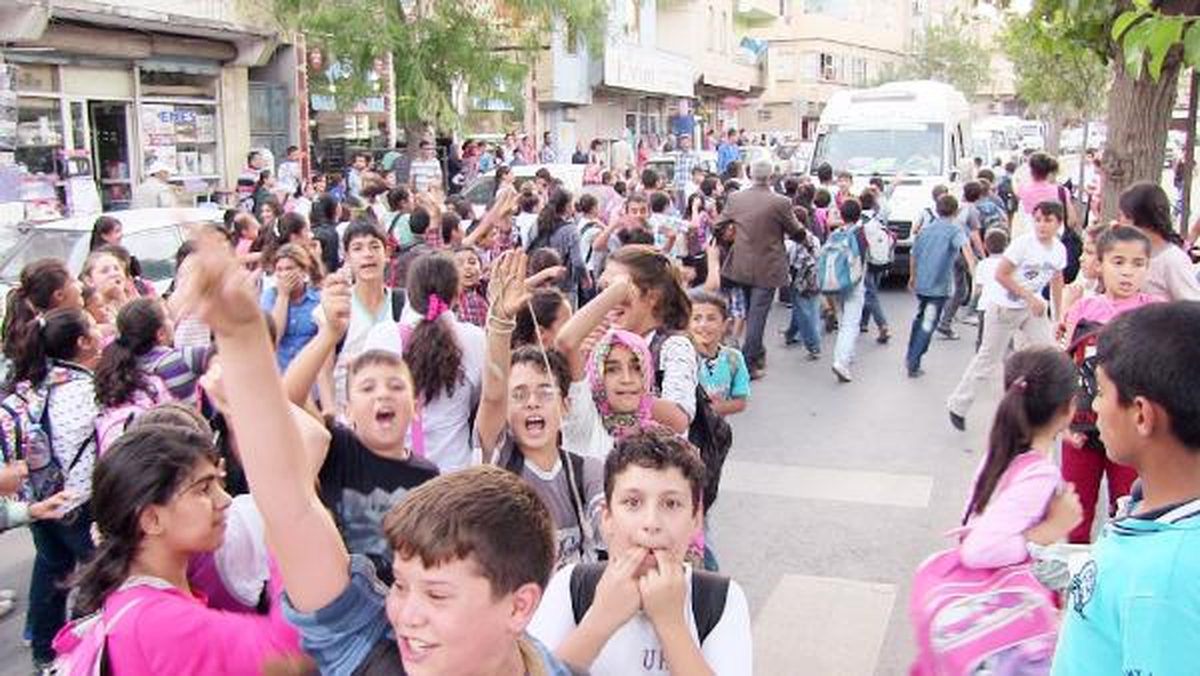 Ortaokul Öğrencileri Üst Geçit İçin Yol Kapattı