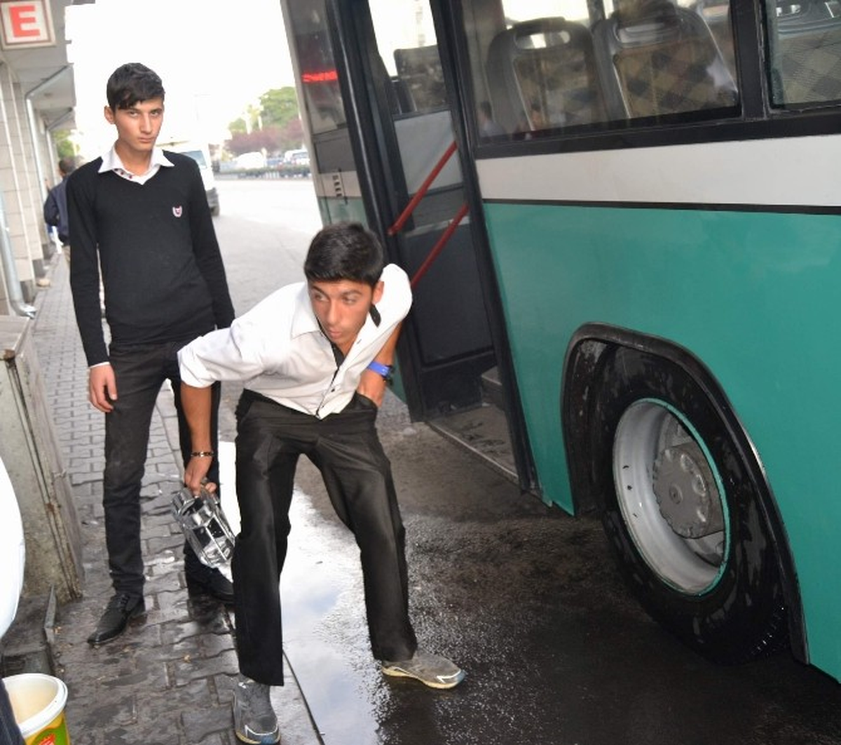 Otobüsün Lastiği Bomba Gibi Patladı