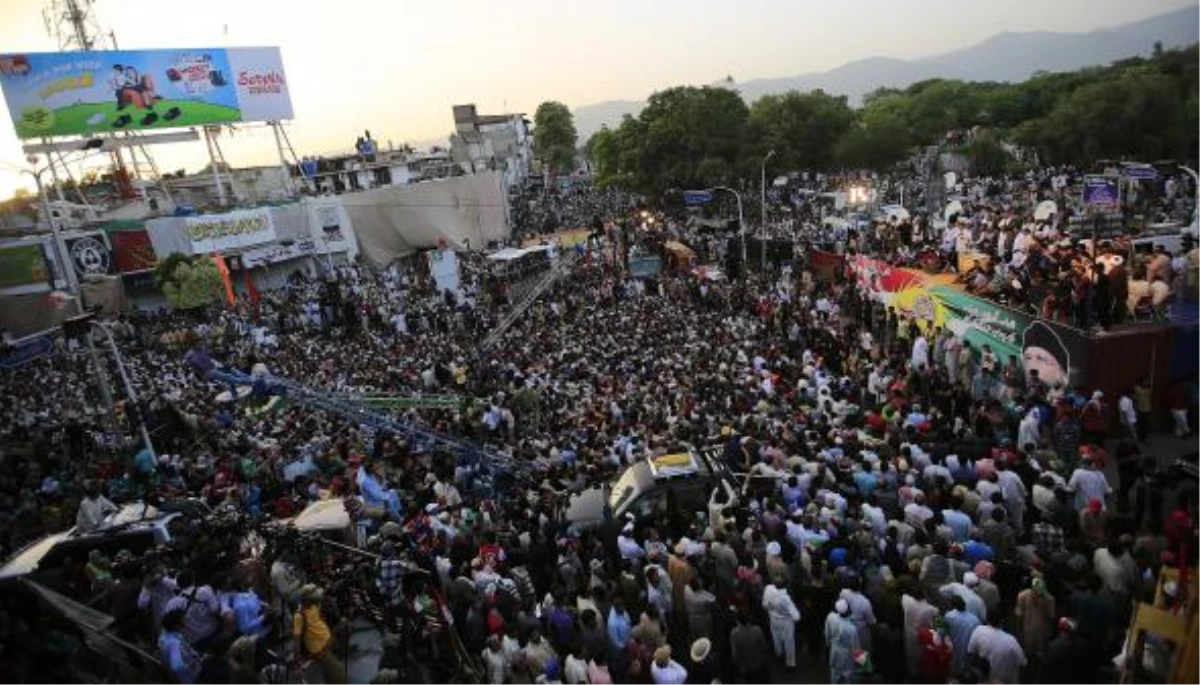 Pakistan\'da Mitingde İzdiham: 7 Ölü, 40 Yaralı