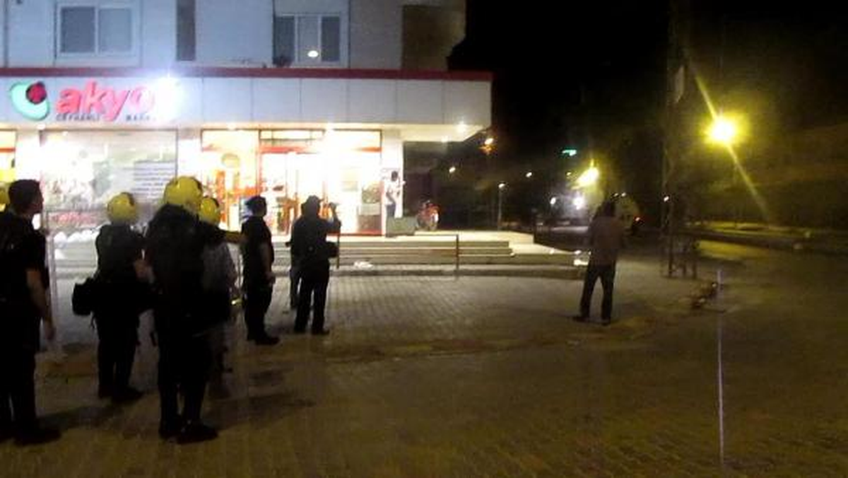 Ceyhan\'da Polis Aracına Molotoflu Saldırı: 2 Polis Yaralı