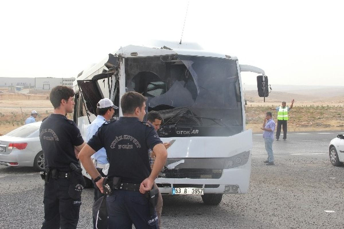 Şanlıurfa\'da Polis Otobüsleri Kaza Yaptı: 14 Yaralı