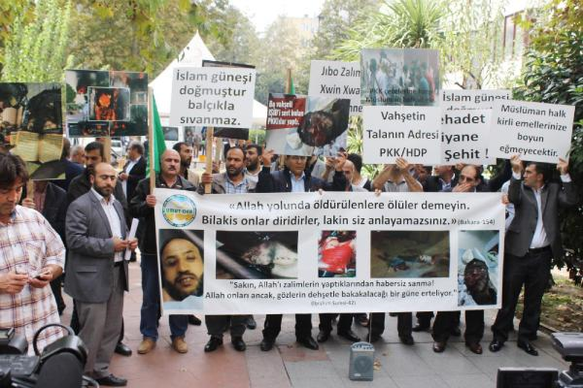 Protestolarda Ölenler İçin Gıyabi Cenaze Namazı Kıldılar