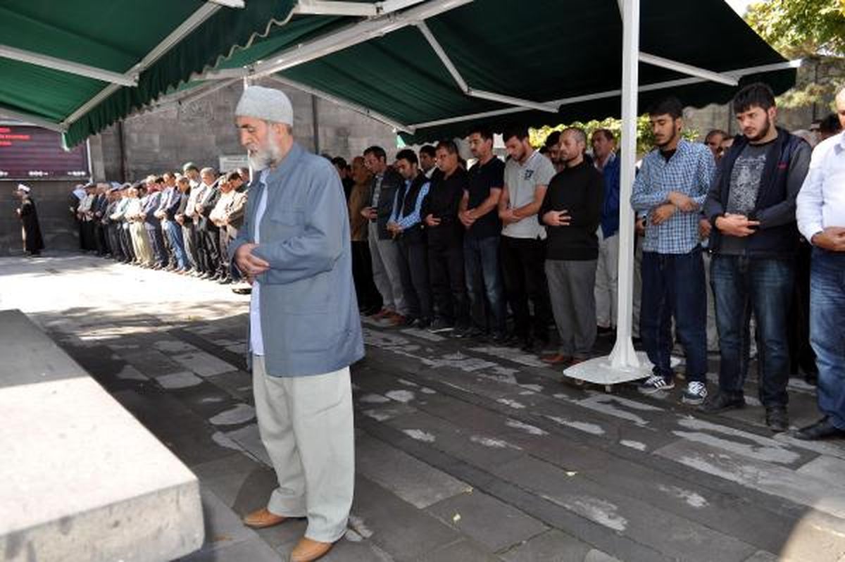Şehit Polisler ve Gösterilerde Ölenler İçin Gıyabi Cenaze Namazı