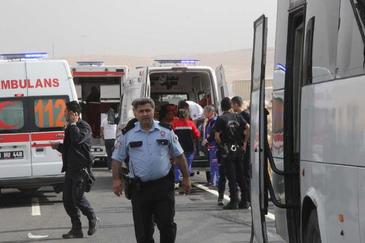 Sınıra Takviye Giden Polisleri Taşıyan 3 Araç Çarpıştı: 18 Polis Yaralı - Yeniden