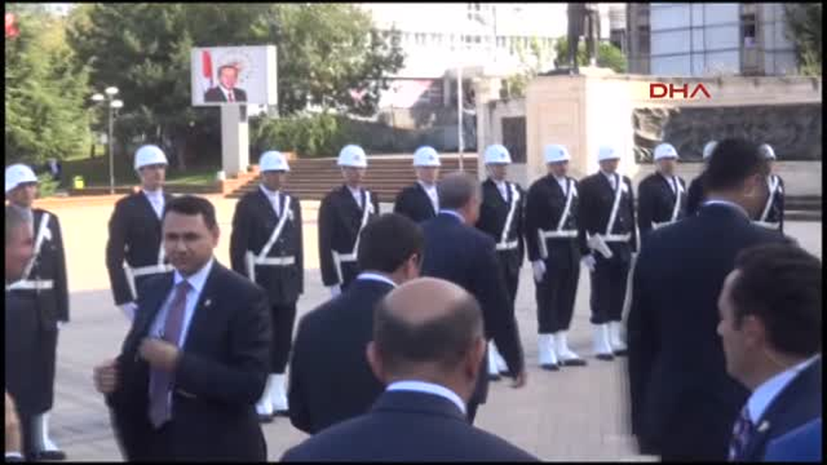 Trabzon Koruma Engelini Aştı, Hareket Halindeki Otobüsün Önüne Atladı