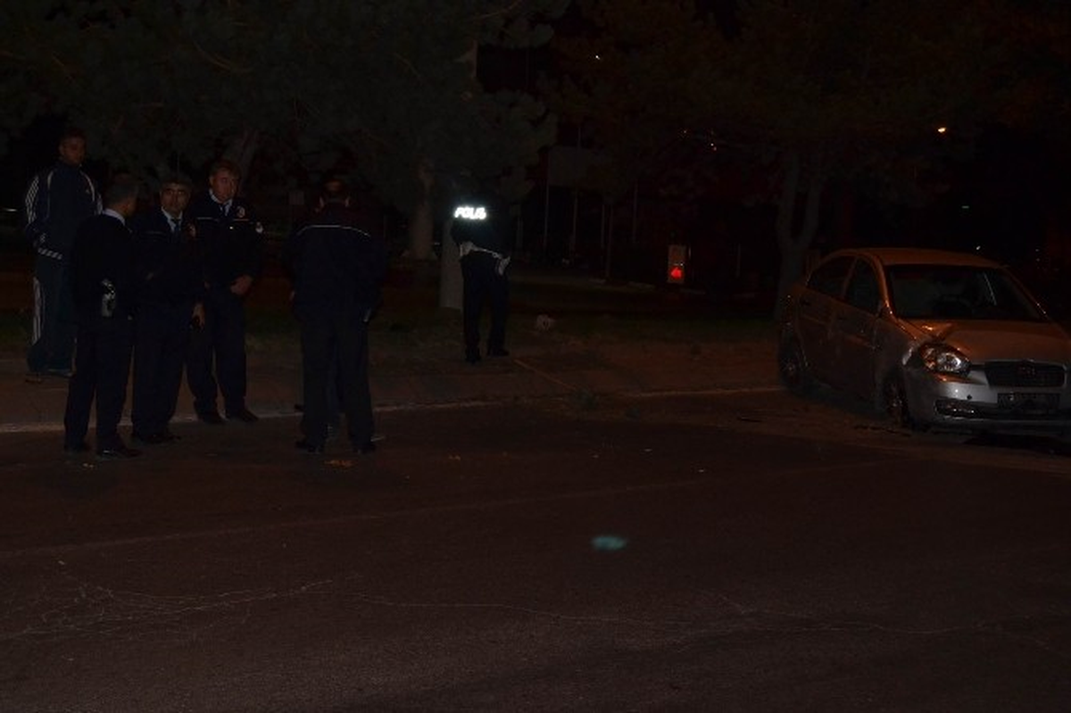 Yoldan Çıkan Otomobil Ağaçlara Çarparak Durabildi