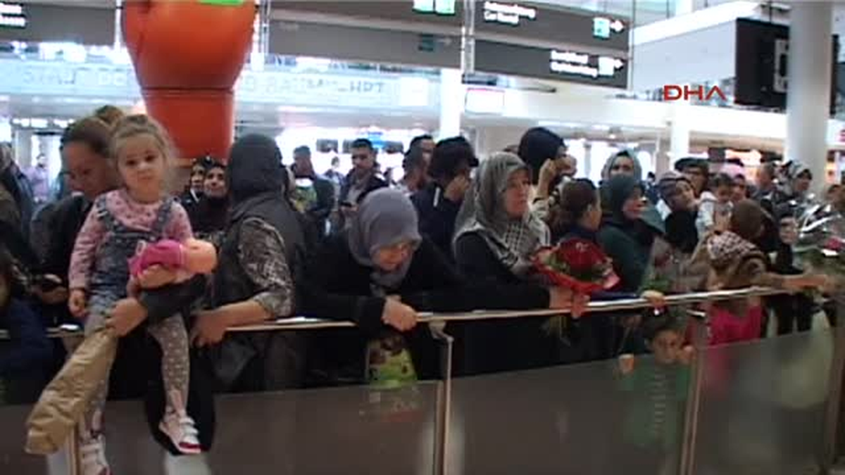 Almanya\'da Hacılar Çiçek ve Zılgıtlarla Karşılandı