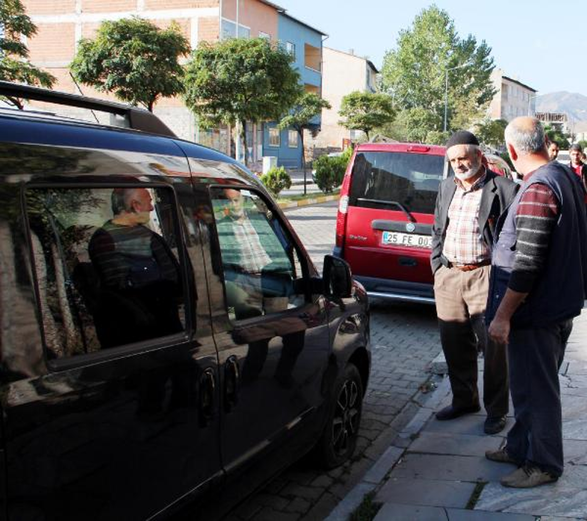 Bakan Ala\'nın Memleketinde 30 Aracın Lastiği Kesildi