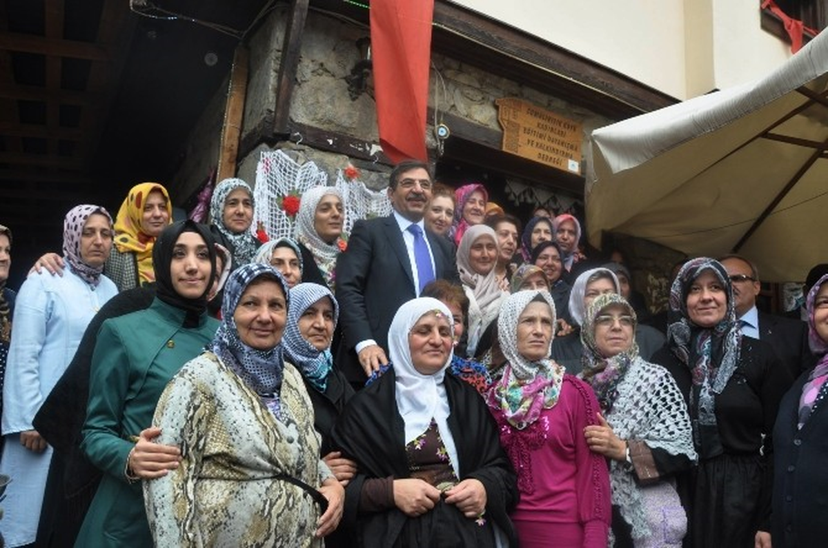 Bakan Güllüce Tarihi Osmanlı Köyünde Turistlerle Sohbet Etti