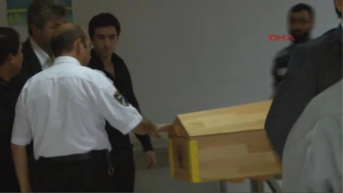 Cem Garipoğlu\'nun Tabutunu Cenaze Aracına Ağabeyi Taşıdı