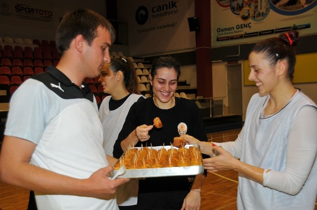 Genç\'ten Basketbolculara Tatlı Destek