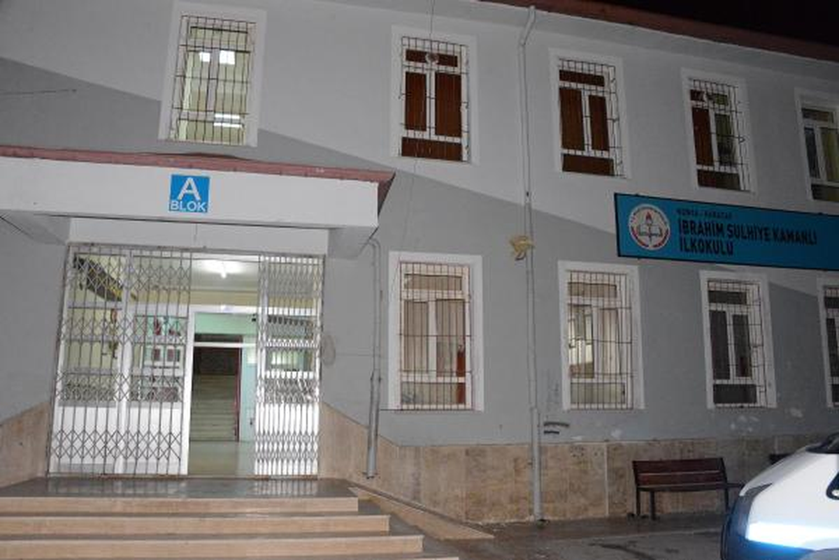 Görev Yaptığı Okulda Bıçaklandı