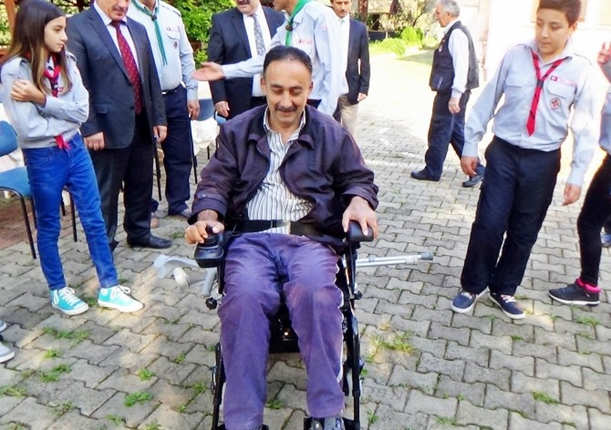 İzci Kardeşler İşe Girmeleri Halinde Akülü Araba Adadılar