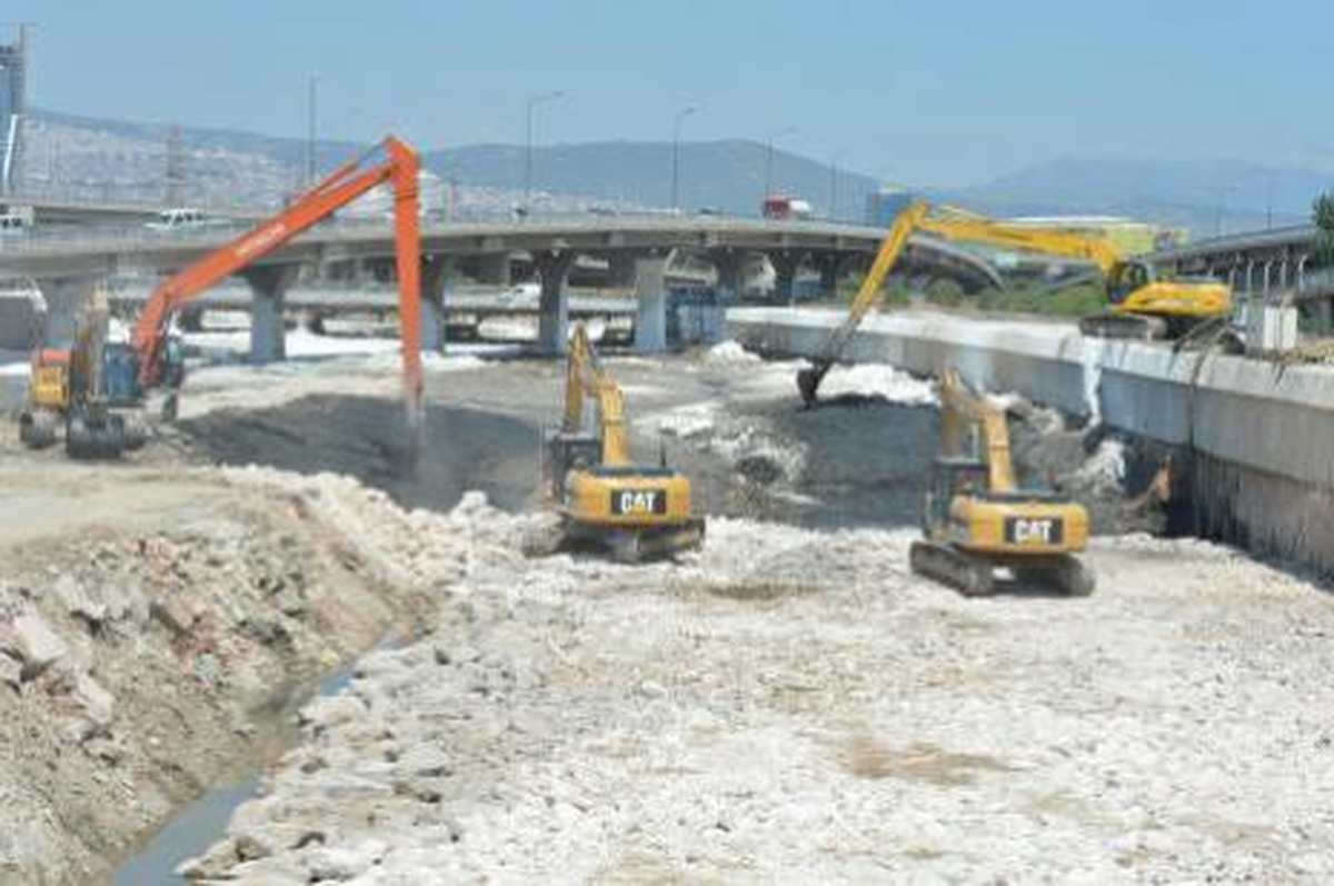 İzmir\'in Derelerinden 40 Bin Kamyon Atık Malzeme Çıktı