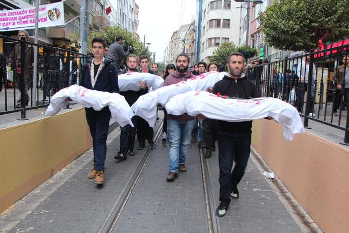 Kadıköy\'de "Kefenli" Işid Protestosu