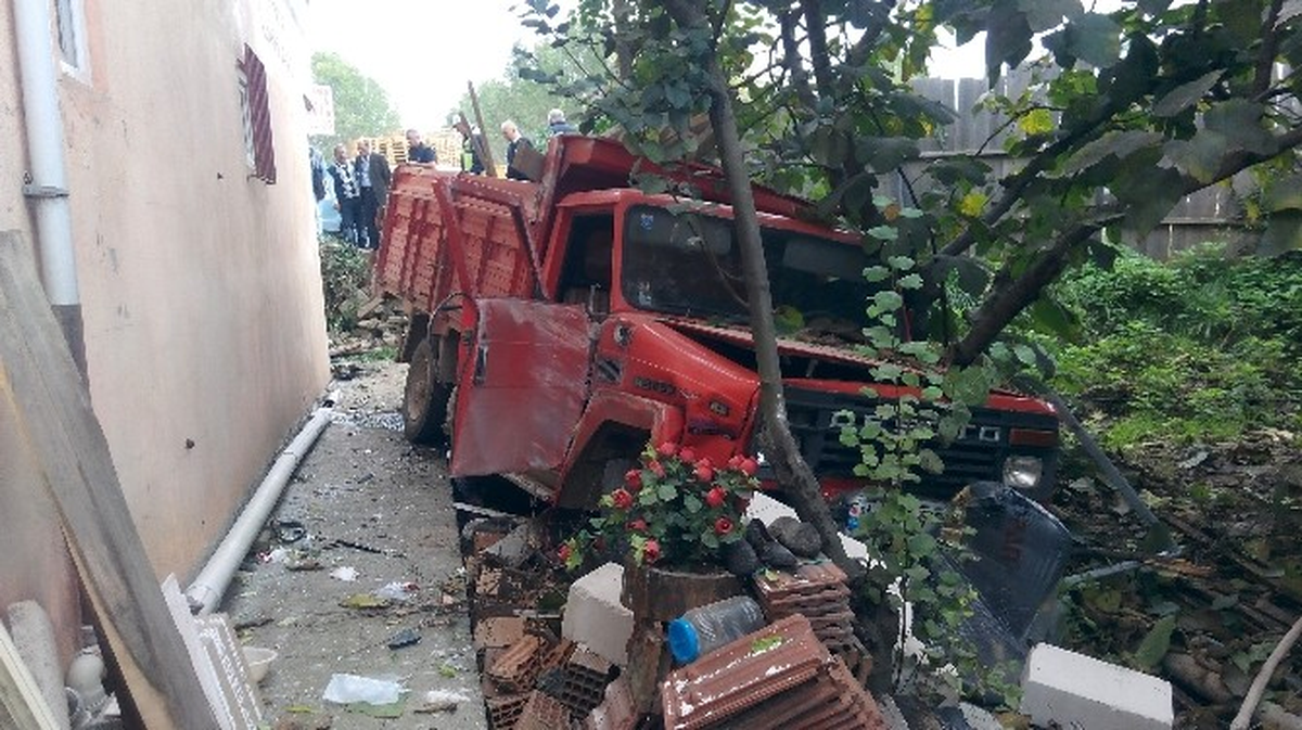 Kaza Yapan İki Araç Apartmana Girdi: 2 Yaralı