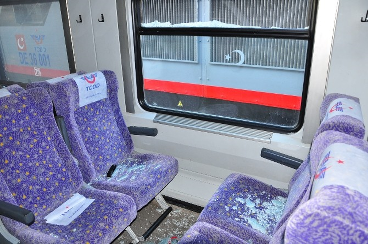 Manisa\'da Yolcu Trenine Taşlı Saldırı