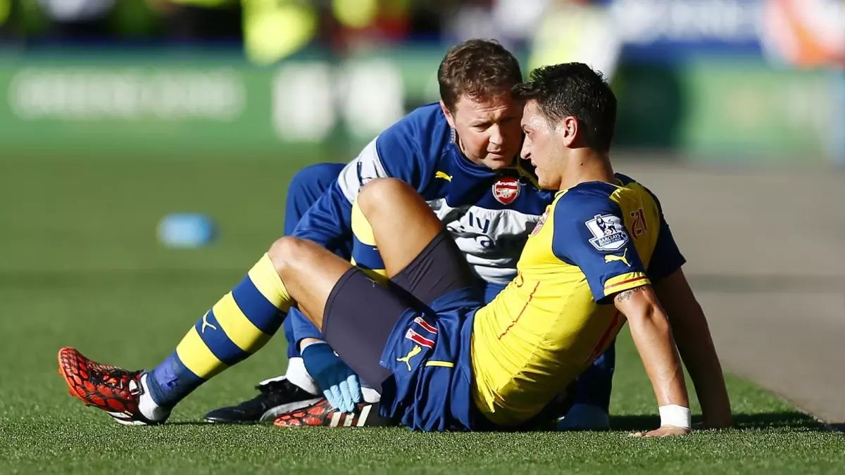 Mesut Özil\'in Sakatlığı Bilmeceye Döndü