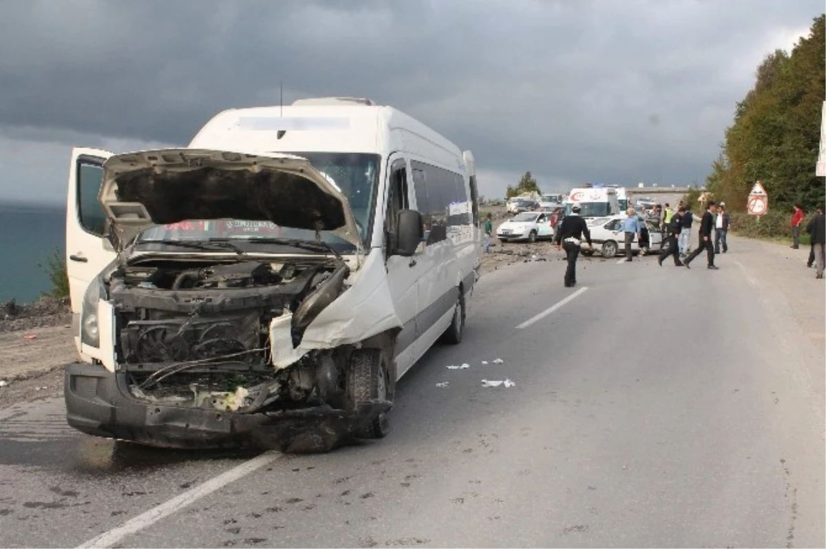 Minibüs Karşı Şerite Geçti, Otobille Çarpıştı: 8 Yaralı