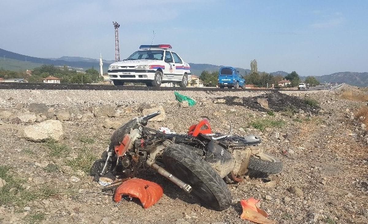 Motosiklet Şarampole Uçtu: 2 Yaralı