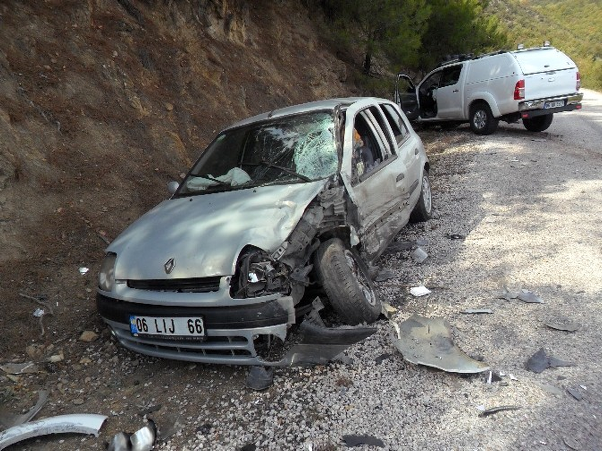 Niksar\'da Trafik Kazası: 5 Yaralı