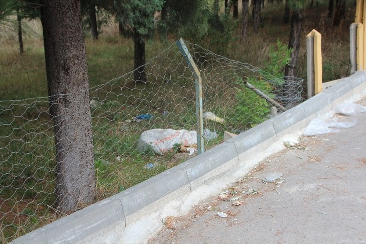 Okul Bahçesine Yakışmayan Görüntü