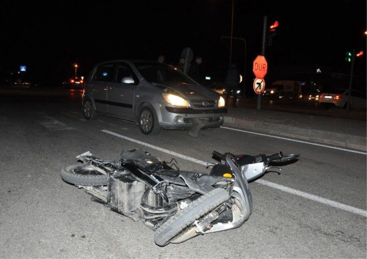Otomobil ile Şarjlı Bisiklet Çarpıştı: 1 Yaralı