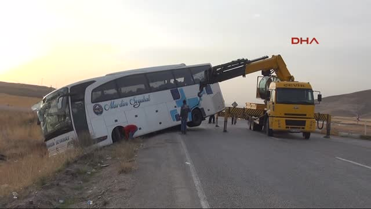 Sivas\'ta Yolcu Otobüsü Devrildi: 36 Yaralı