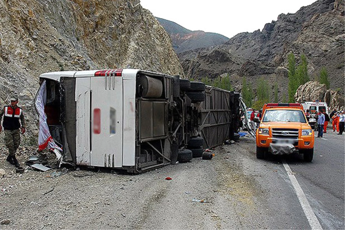 Sivas\'ta Yolcu Otobüsü Devrildi: 36 Yaralı (3)