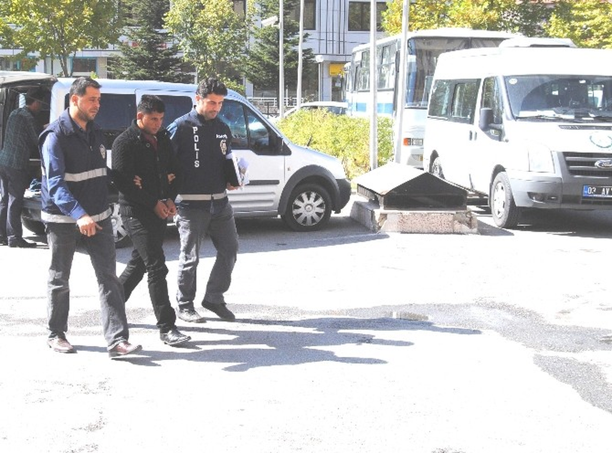 Telefonla 100 Kişiyi 300 Bin TL Dolandıran Şahıslar Polis Tarafından Yakalandı