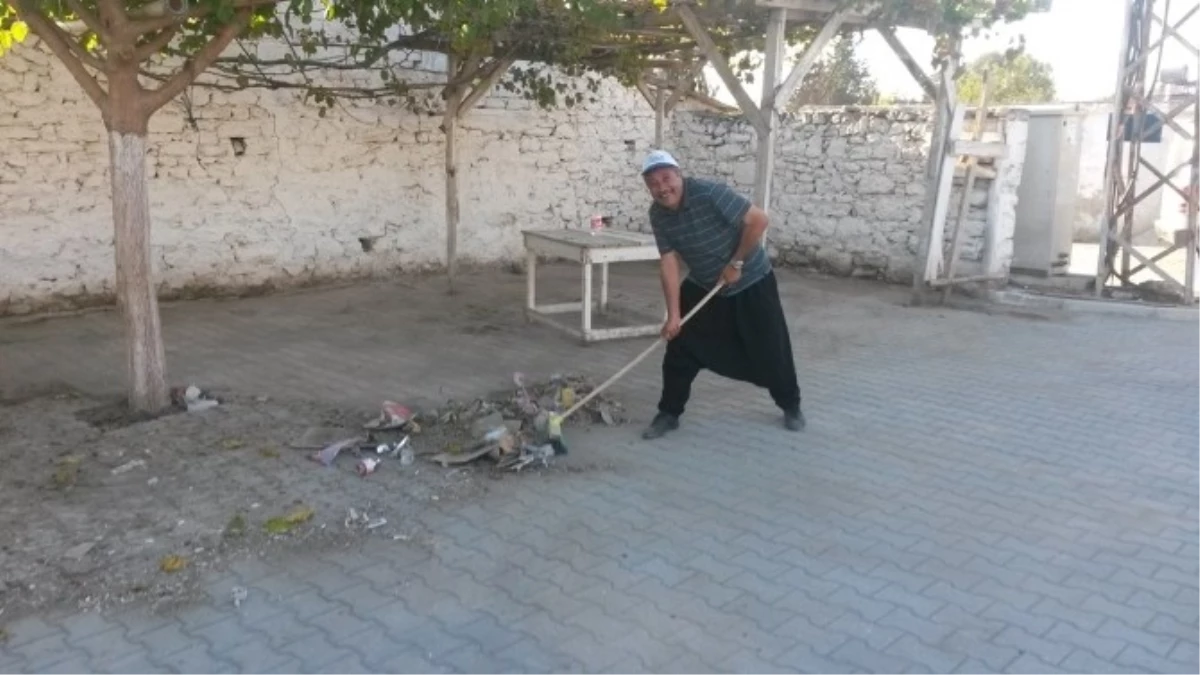 Temizlik Görevlisi Değil Muhtar!