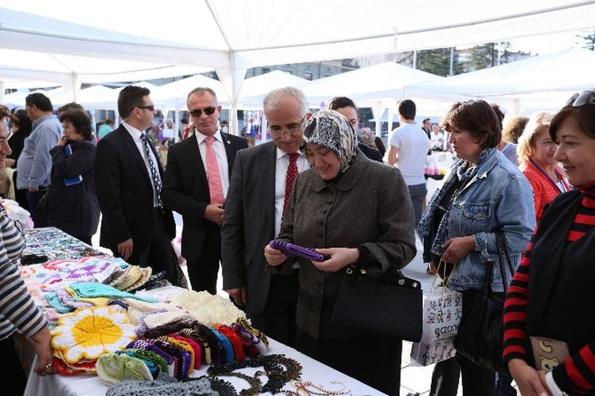 Vali Tuna "El Emeği Göz Nuru Sergisi"Ni Gezdi