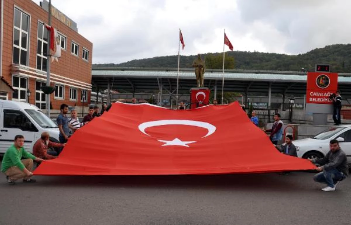 Zonguldak\'ta Türk Bayrağı\'nın Yakılması Protesto Edildi