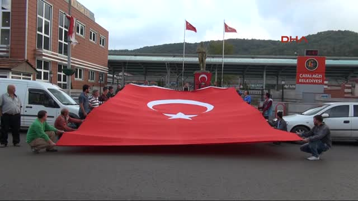 Zonguldak\'ta Türk Bayrağı\'nın Yakılması Protesto Edildi