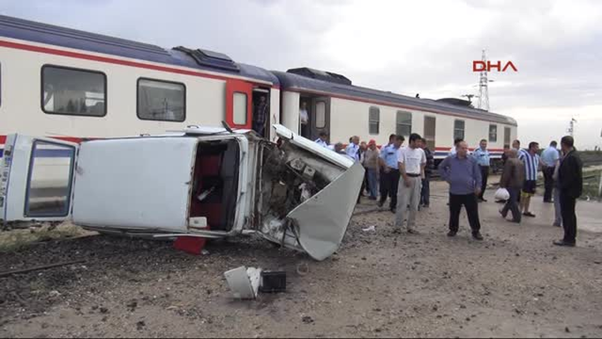 Adana Yolcu Treni Otomobile Çarptı 1 Yaralı