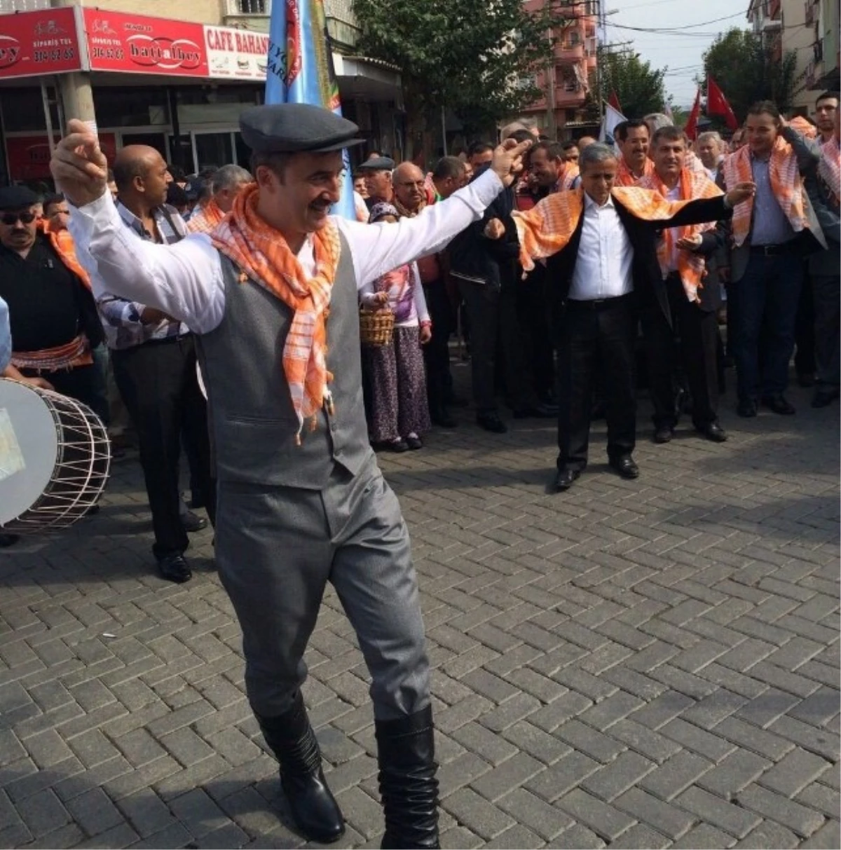 Ak Partili Vekil ile MHP\'li Belediye Başkanı Karşılıklı Harmandalı Oynadı