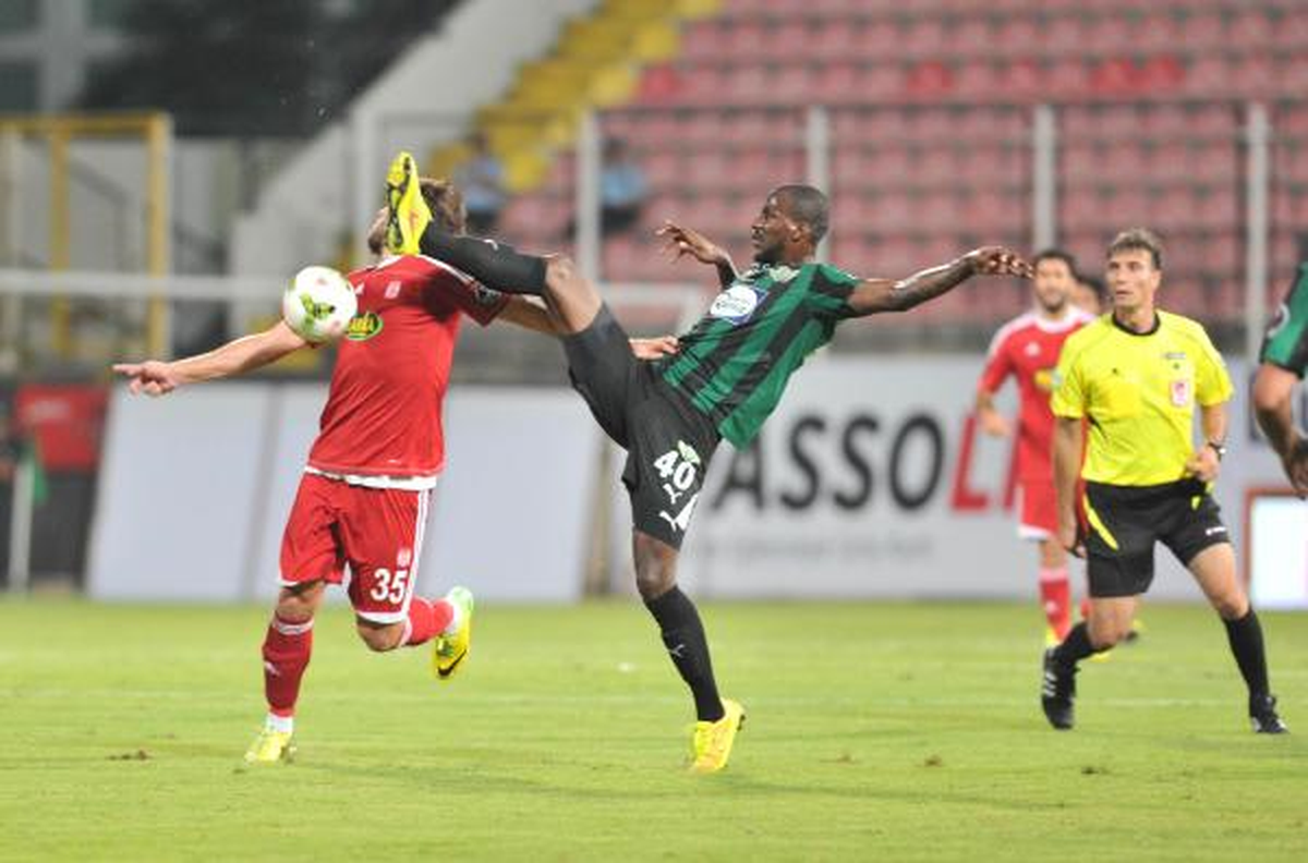 Akhisar Belediyespor\'da Douglao Sakatlandı