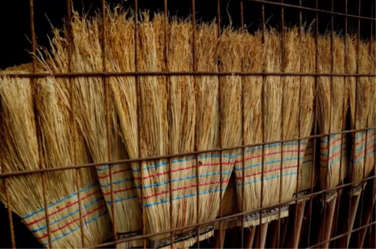 Bir Zamanlar Temizliğin Baş Tacı Süpürge Son Demlerini Yaşıyor