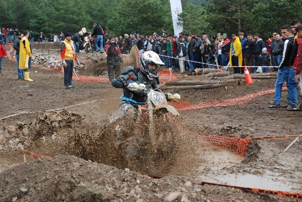 Enduro Yarışçılarının Çamurla Kaplı Pistte Zor Anları