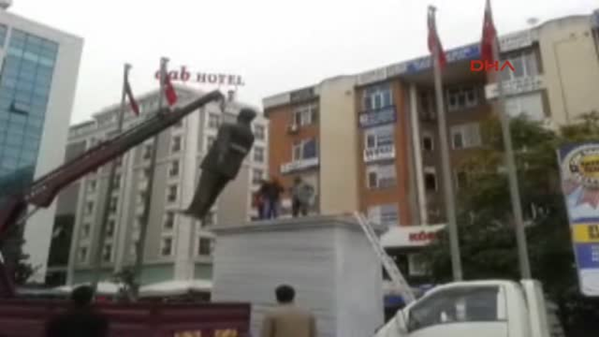 Esenyurt\'ta Meydana Yeni Atatürk Heykeli