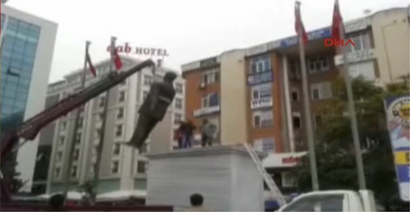 Esenyurt\'ta Yakılan Atatürk Heykelinin Yerine Yenisi Getirildi
