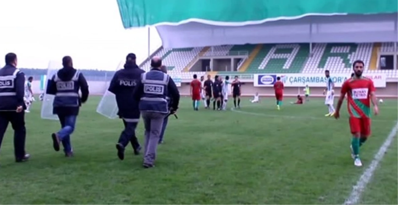 Futbolcu Takım Arkadaşına Tekme Tokat Saldırdı