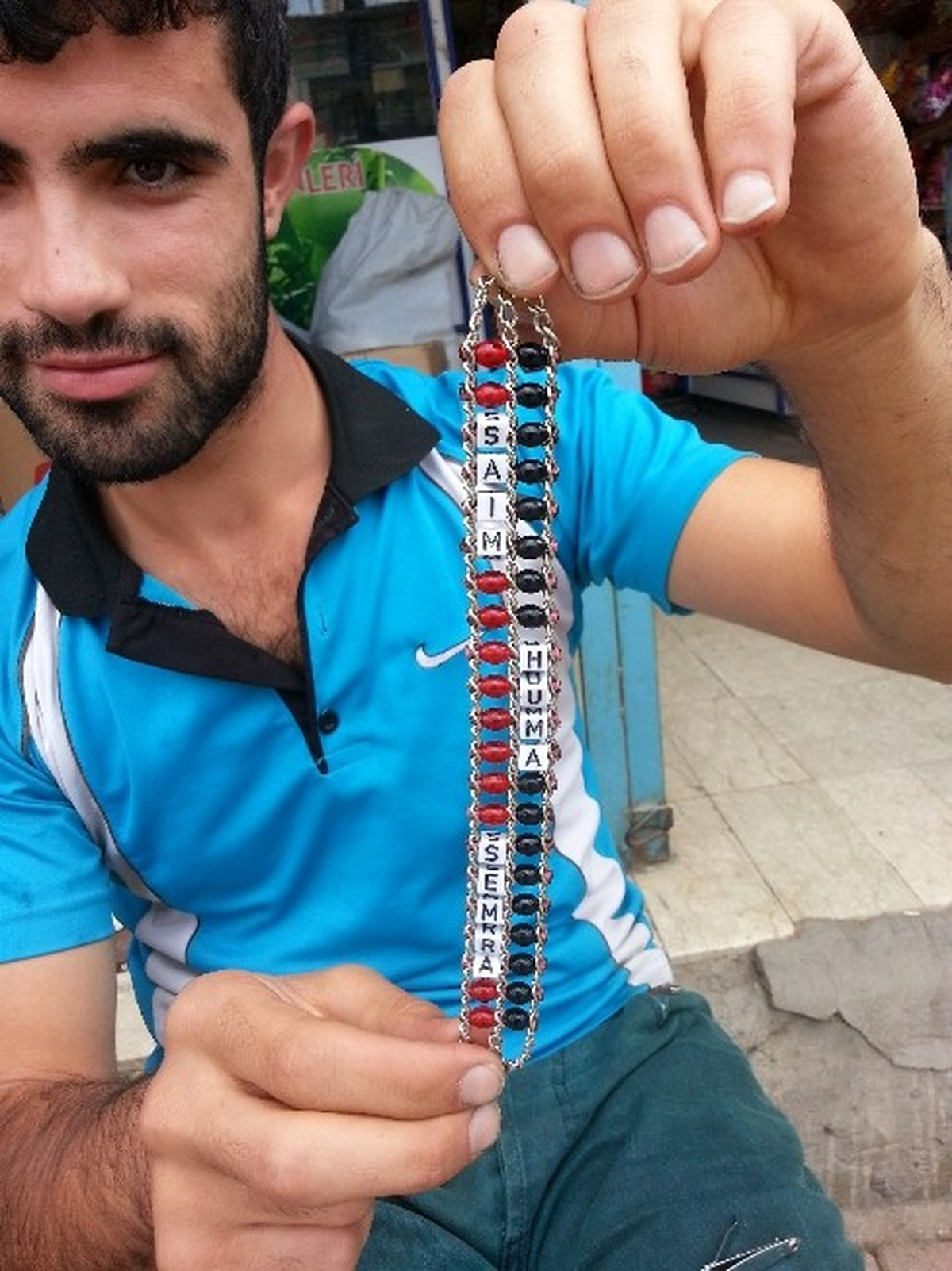 Gönülleri Tespihe Yazarak Geçiniyor