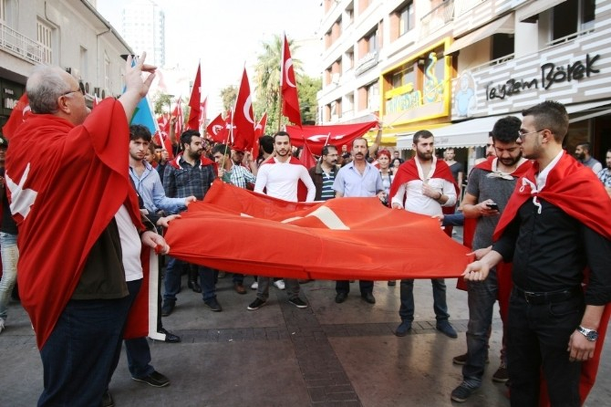 İzmir\'de Bayrağa Saygı Yürüyüşü