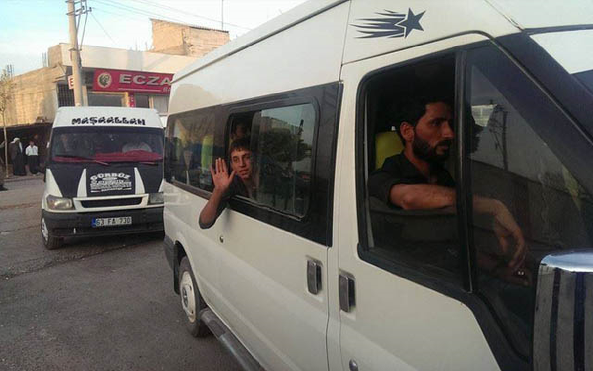 Öğrencilerin Gözü Önünde Esir Muamelesi