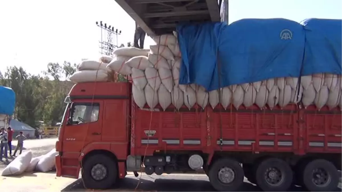 Saman Yüklü Kamyon Üst Geçide Sıkıştı
