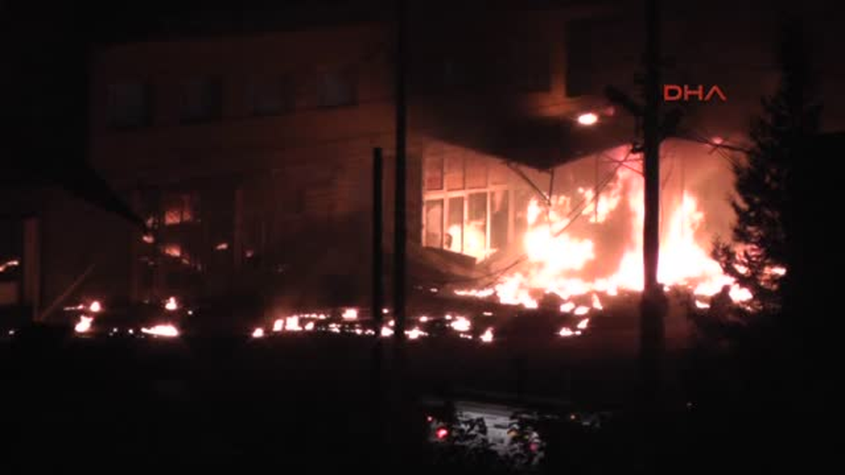 Silopi\'de Polis Aracını Devirdiler: 3 Yaralı